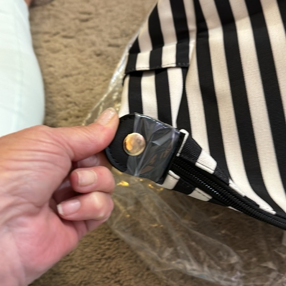 NWT ALICE & OLIVIA DUFFEL BAG - Picture 4 of 8